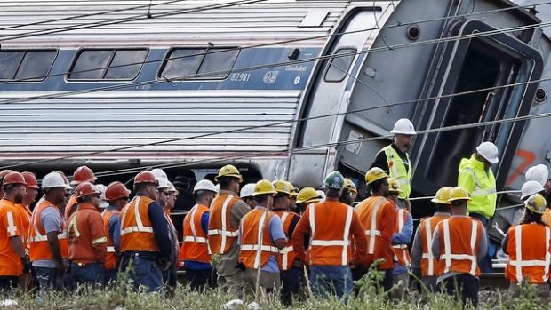 Záchranáři u jednoho z vykolejených vagonů soupravy Amtrak