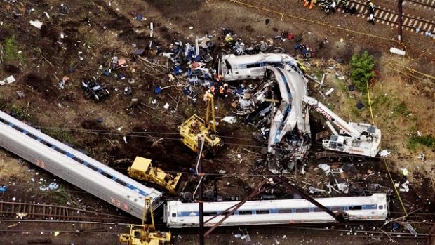 Trosky vlaku Amtrak po nehodě ve Filadelfii