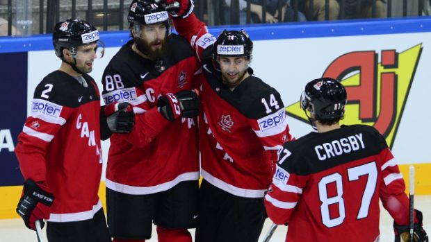 Kanaďané se radují z úvodního gólu do běloruské sítě, o který se postaral Brent Burns (druhý zlevaú