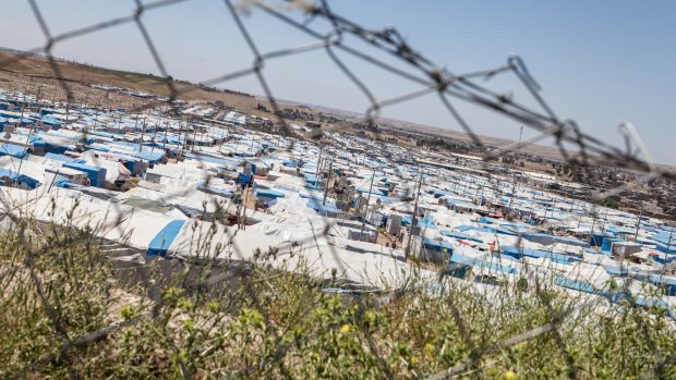 Tisícovky lidí musely opustit své domovy a přežívají v uprchlických táborech