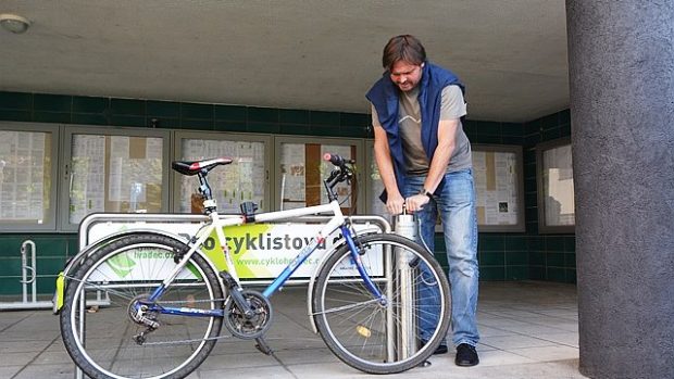 Cyklistům v Hradci Králové slouží veřejná pumpa na kola