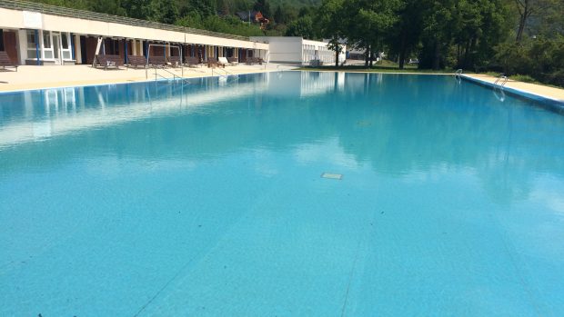 Historický, tzv. rekreační, bazén je úplně opravený. Fólie by měla být pro návštěvníky na šlápnutí příjemnější než beton
