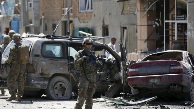 Při výbuchu v Kábulu bylo zřejmě poškozeno jedno vojenské vozidlo a dvě civilní auta