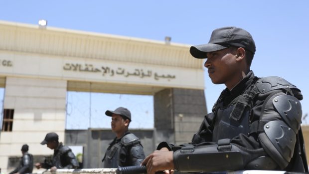 Egyptští policisté hlídkují během soudu s bývalým prezidentem Mursím