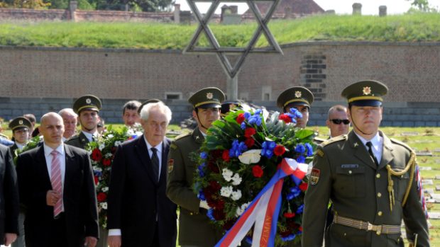 Prezident Miloš Zeman položil v Terezíně květiny a přednesl projev