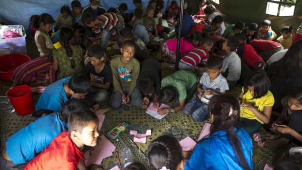 Nepálské děti v provizorním přístřešku
