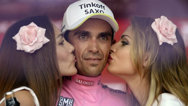 Španěl Alberto Contador v růžovém dresu pro průběžného vítěze Gira