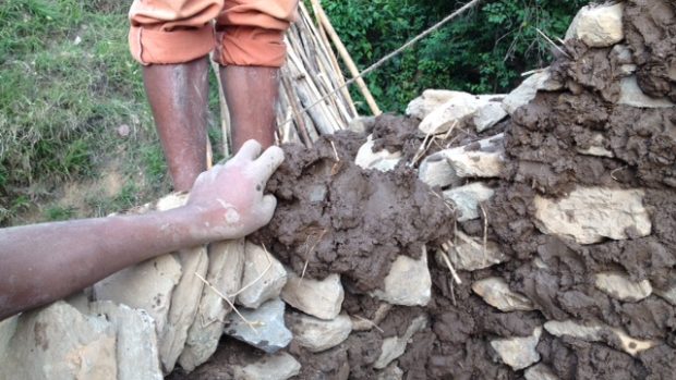 V nepálské vesnici Simthali spadla asi čtvrtina domů, další jsou poničené