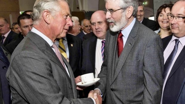 Princ Charles si potřásl rukou s předákem strany Sinn Féin Gerrym Adamsem