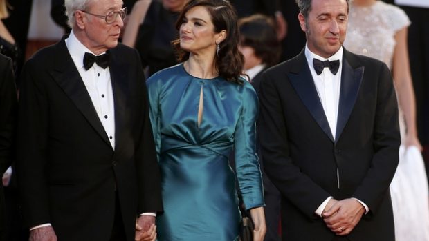 Herci Michael Caine a Rachel Weiszová s režisérem Paolem Sorrentinem na filmovém festivalu v Cannes