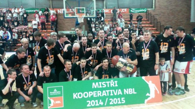 Basketbalisté Nymburka slaví 12. český titul v řadě