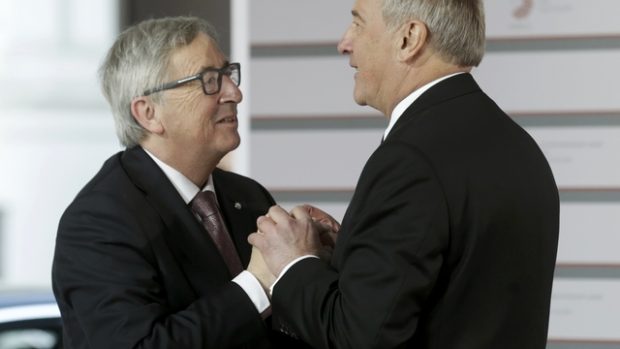 Předseda Evropské komise Jean Claude Juncker (vlevo) na summitu v Rize. Vítá ho lotyšský prezident Andris Bērziņš