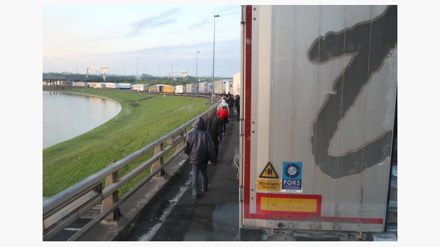 V Calais to vře: Agresivní uprchlíci ohrožují řidiče kamionů