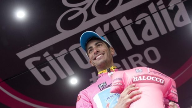 Fabio Aru získal růžový dres lídra Giro pro Astanu