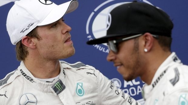 Nico Rosberg (vlevo) a Lewis Hamilton svedou v Monte Carlu další bitvu