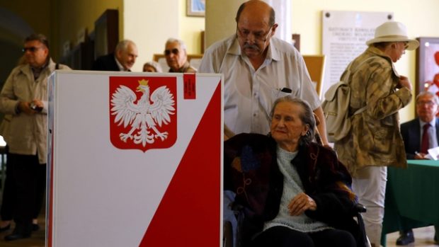 Voliči v jedné z hlasovacích místností ve Varšavě