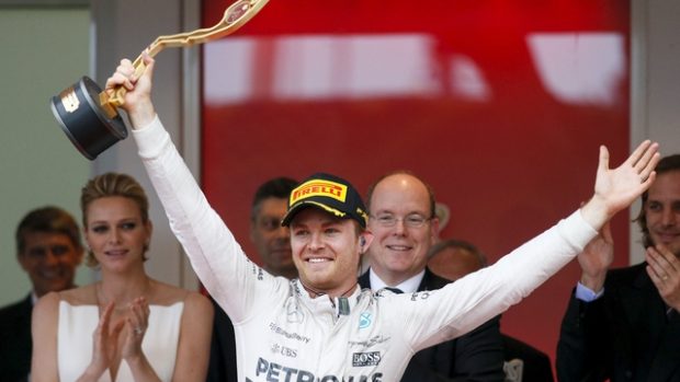 Nico Rosberg se raduje z triumfu na okruhu v Monaku