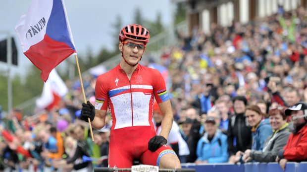 Jaroslav Kulhavý se raduje v cíli z vítězství v závodě Světového poháru