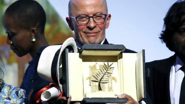 Francouzský režisér Jacques Audiard se Zlatou Palmou za snímek Dheepan