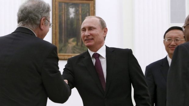 Prezident Vladimir Putin se zdraví s účastníky moskevské schůzky zemí BRICS