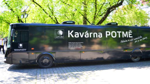 Tradiční autobus projektu Kavárna potmě