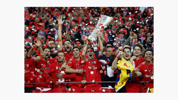 Fotbalisté Sevilly se radují s pohárem pro vítěze Evropské ligy