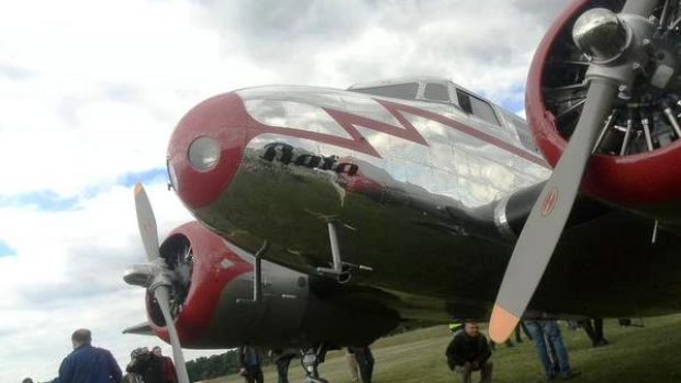 Letoun Lockheed Electra dosedl na přistávací plochu