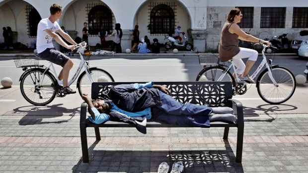 Afghánský přistěhovalec spí na lavičce před policejní stanicí na ostrově Kos