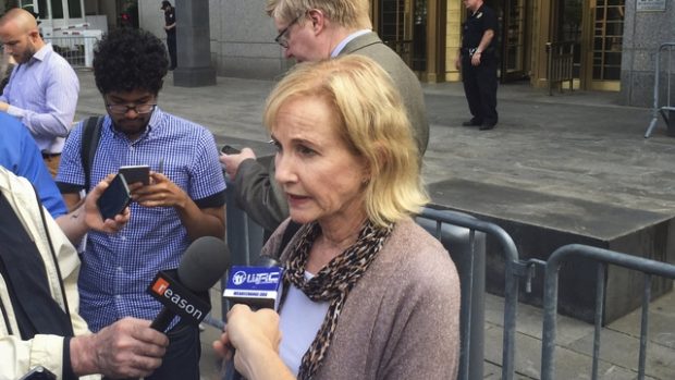 Lyna Ulbrichtová, matka Rosse Williama Ulbrichta hovoří po vynesení rozsudku s novináři před budovou soudu na Manhattanu