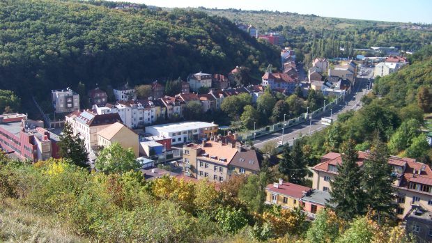 Praha-Smíchov. Pohled z Pavího vrchu směrem do radlického údolí