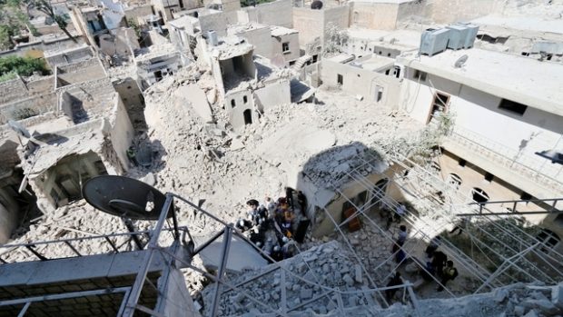 Obyvatelé Aleppa hledají v troskách přeživší po náletech
