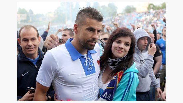 Milan Baroš se po posledním zápase Baníku na Bazalech ocitl v davu fanoušků