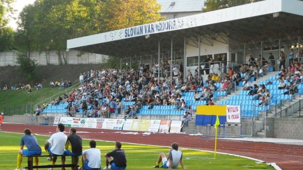 Varnsdorfský stadion je hlavní překážkou postupu Severočechů do Synot ligy.jpeg