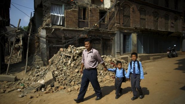Děti z Nepálu se vrací do školy. Výuku přerušilo zemětřesení