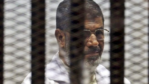 Sesazený prezident Muhammad Mursí u soudu na snímku z 29. prosince 2014