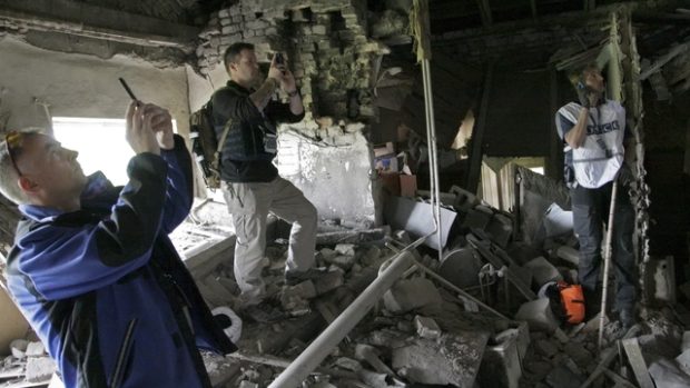 Inspektoři OBSE zkoumají trosky obytného domu v Doněcku (archivní foto)