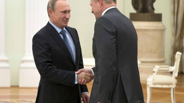 Slovenský premiér Robert Fico (vpravo) se v Kremlu setkal s ruským prezidentem Vladimirem Putinem