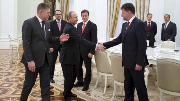 Slovenský premiér Robert Fico představuje svou delegaci ruskému prezidentovi Vladimiru Putinovi