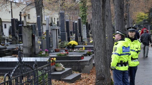 Památka zesnulých, Dušičky, policisté hlídají hřbitov před zloději