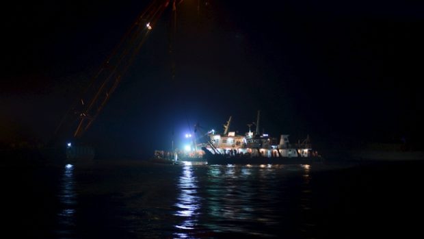 Po havárii čínské výletní lodi Východní hvězda se stále pohřešuje téměř 400 pasažérů