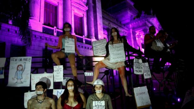 Proti domácímu násilí, týrání a vraždám žen protestovalo v Buenos Aires podle odhadů až 200 tisíc lidí