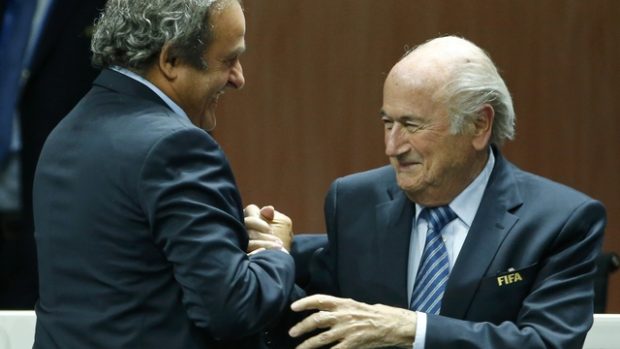 Na archivním snímku gratuluje Michel Platini (vlevo) Seppu Blatterovi ke znovuzvolení do čela FIFA na kongresu v Zurichu