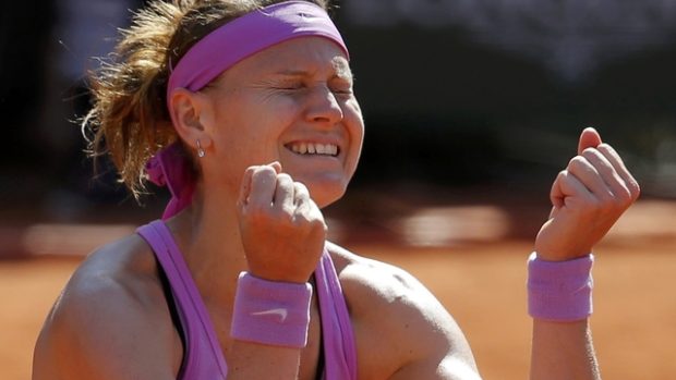 Lucie Šafářová se raduje z postupu do finále French Open.