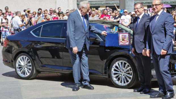 Miloš Zeman převzal od zástupců automobilky Škoda Auto nový prezidentský vůz