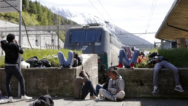Uprchlíci ve městě Brenner na italsko-rakouské hranici (snímek z konec května 2015)