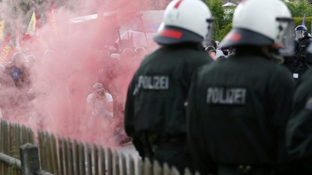 Policisté dohlížejí na pochod odpůrců globalizace v bavorském Garmisch-Partenkirchenu, dějišti summitu G7