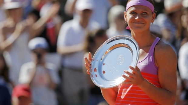 Lucie Šafářová se svou nejcennější singlovou trofejí za účast ve finále French Open