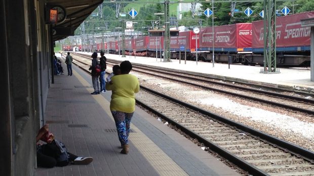 Matka s nemluvnětem na nádraží v Brenneru