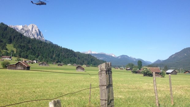 Netradiční obrázky Alp. Demonstranti v přírodě protestují proti G7