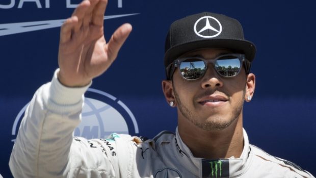 Lewis Hamilton se raduje z vítězství v kvalifikaci na Grand Prix Kanady